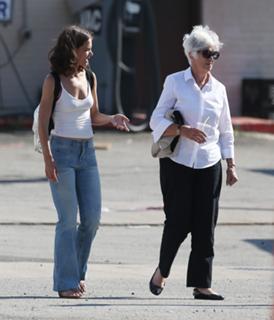 Katie Holmes feet photo thumbnail