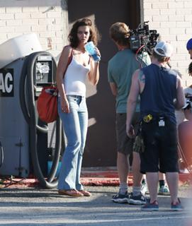 Katie Holmes feet photo thumbnail