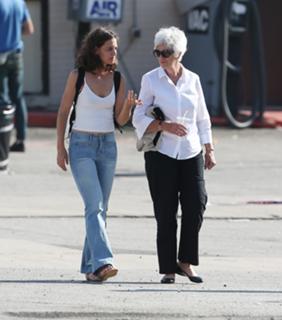 Katie Holmes feet photo thumbnail