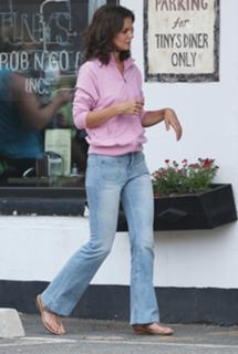 Katie Holmes feet photo thumbnail