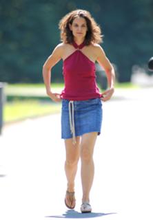 Katie Holmes feet photo thumbnail