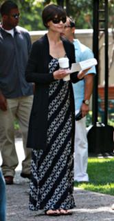 Katie Holmes feet photo thumbnail