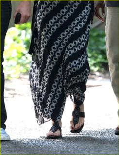 Katie Holmes feet photo thumbnail
