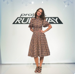 Katie Holmes feet photo thumbnail