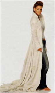Katie Holmes feet photo thumbnail