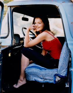 Katie Holmes feet photo thumbnail