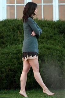 Katie Holmes feet photo thumbnail