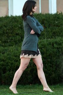 Katie Holmes feet photo thumbnail