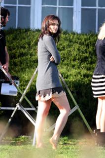 Katie Holmes feet photo thumbnail