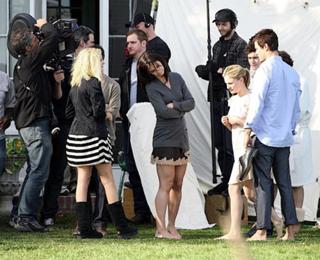 Katie Holmes feet photo thumbnail