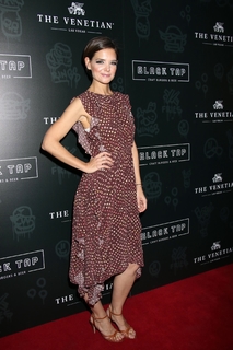 Katie Holmes feet photo thumbnail