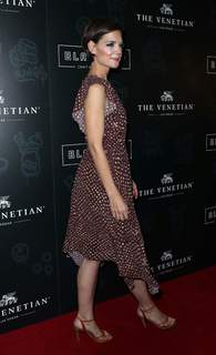Katie Holmes feet photo thumbnail