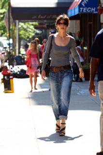 Katie Holmes feet photo thumbnail