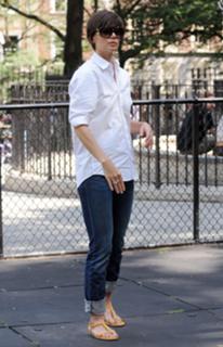 Katie Holmes feet photo thumbnail