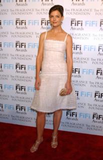 Katie Holmes feet photo thumbnail