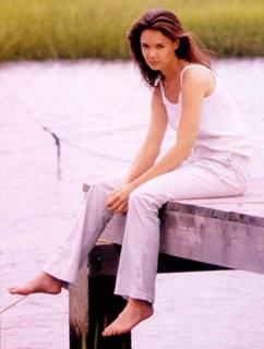 Katie Holmes feet photo thumbnail