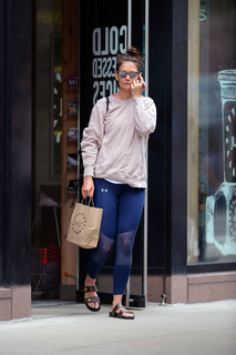 Katie Holmes feet photo thumbnail