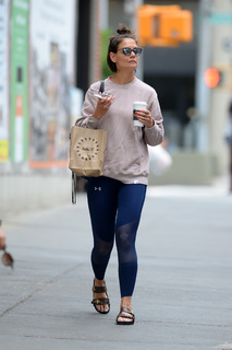 Katie Holmes feet photo thumbnail
