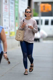 Katie Holmes feet photo thumbnail