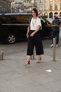 Katie Holmes feet photo thumbnail