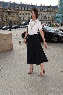 Katie Holmes feet photo thumbnail
