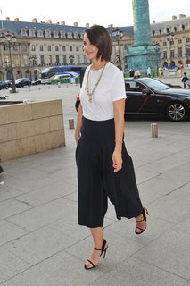 Katie Holmes feet photo thumbnail
