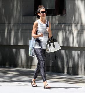 Katie Holmes feet photo thumbnail