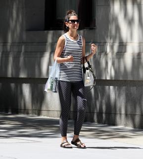 Katie Holmes feet photo thumbnail