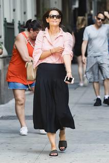 Katie Holmes feet photo thumbnail