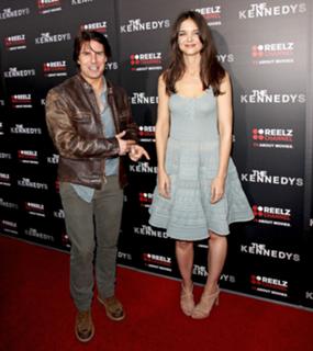 Katie Holmes feet photo thumbnail