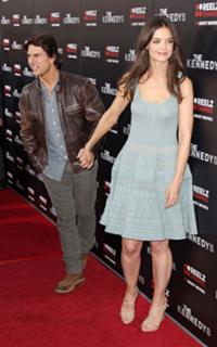 Katie Holmes feet photo thumbnail