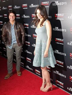 Katie Holmes feet photo thumbnail