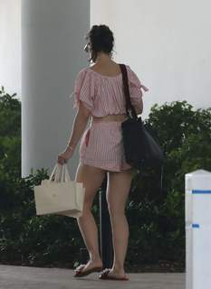 Katie Holmes feet photo thumbnail