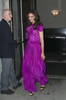 Katie Holmes feet photo thumbnail