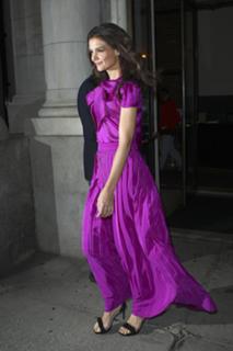 Katie Holmes feet photo thumbnail
