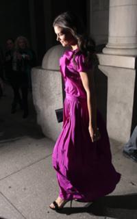 Katie Holmes feet photo thumbnail