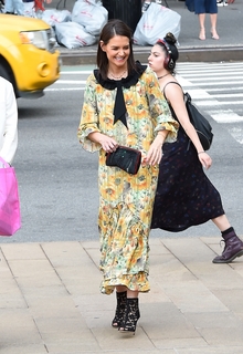 Katie Holmes feet photo thumbnail