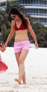 Katie Holmes feet photo thumbnail