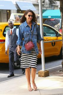 Katie Holmes feet photo thumbnail