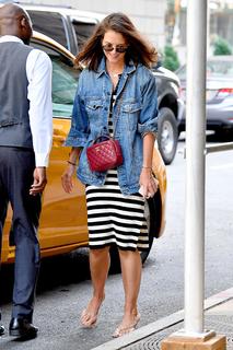 Katie Holmes feet photo thumbnail