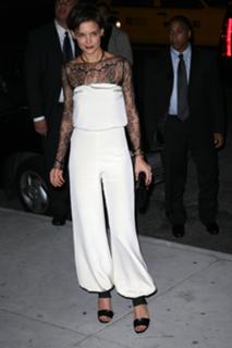 Katie Holmes feet photo thumbnail