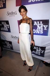 Katie Holmes feet photo thumbnail