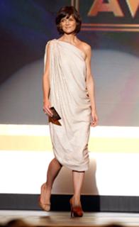 Katie Holmes feet photo thumbnail