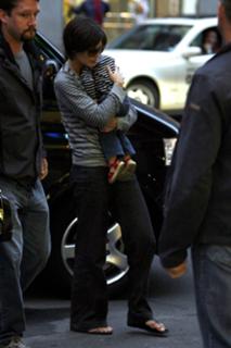 Katie Holmes feet photo thumbnail