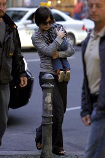 Katie Holmes feet photo thumbnail