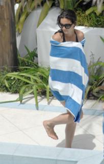 Katie Holmes feet photo thumbnail