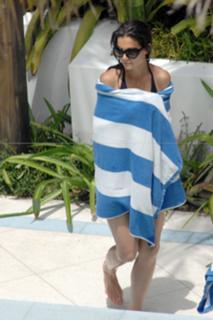 Katie Holmes feet photo thumbnail