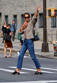 Katie Holmes feet photo thumbnail