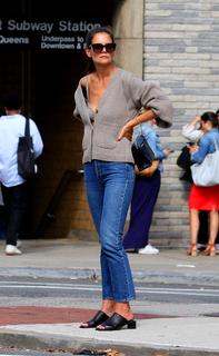 Katie Holmes feet photo thumbnail