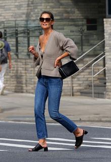Katie Holmes feet photo thumbnail